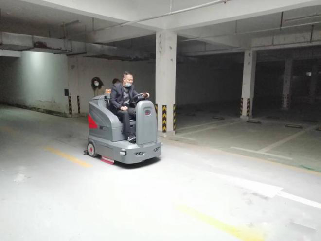 西城小区物业保洁不用人力改用驾驶式洗地机了